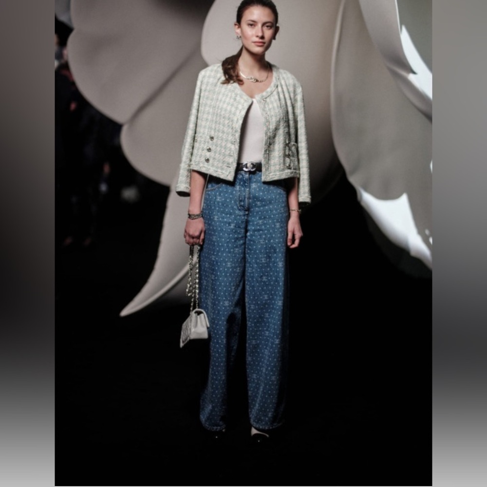 CHANEL 2023 RUNWAY MINT ECRU TWEED CROP JACKET SIZE 36